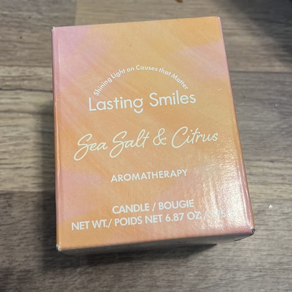 BNIB soy blend candle - Picture 2 of 2